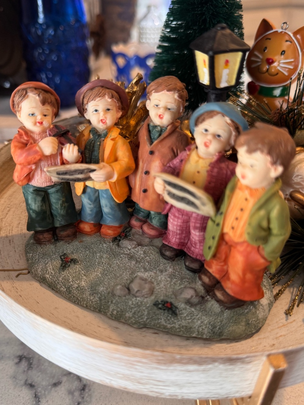 🎄 Vintage Resin Christmas Carolers Figurine